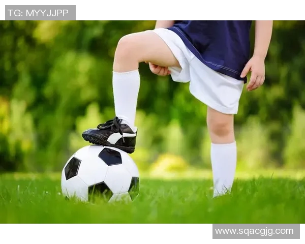 足球明星温馨瞬间抱孩子的壁纸分享,感受亲情与运动的完美结合